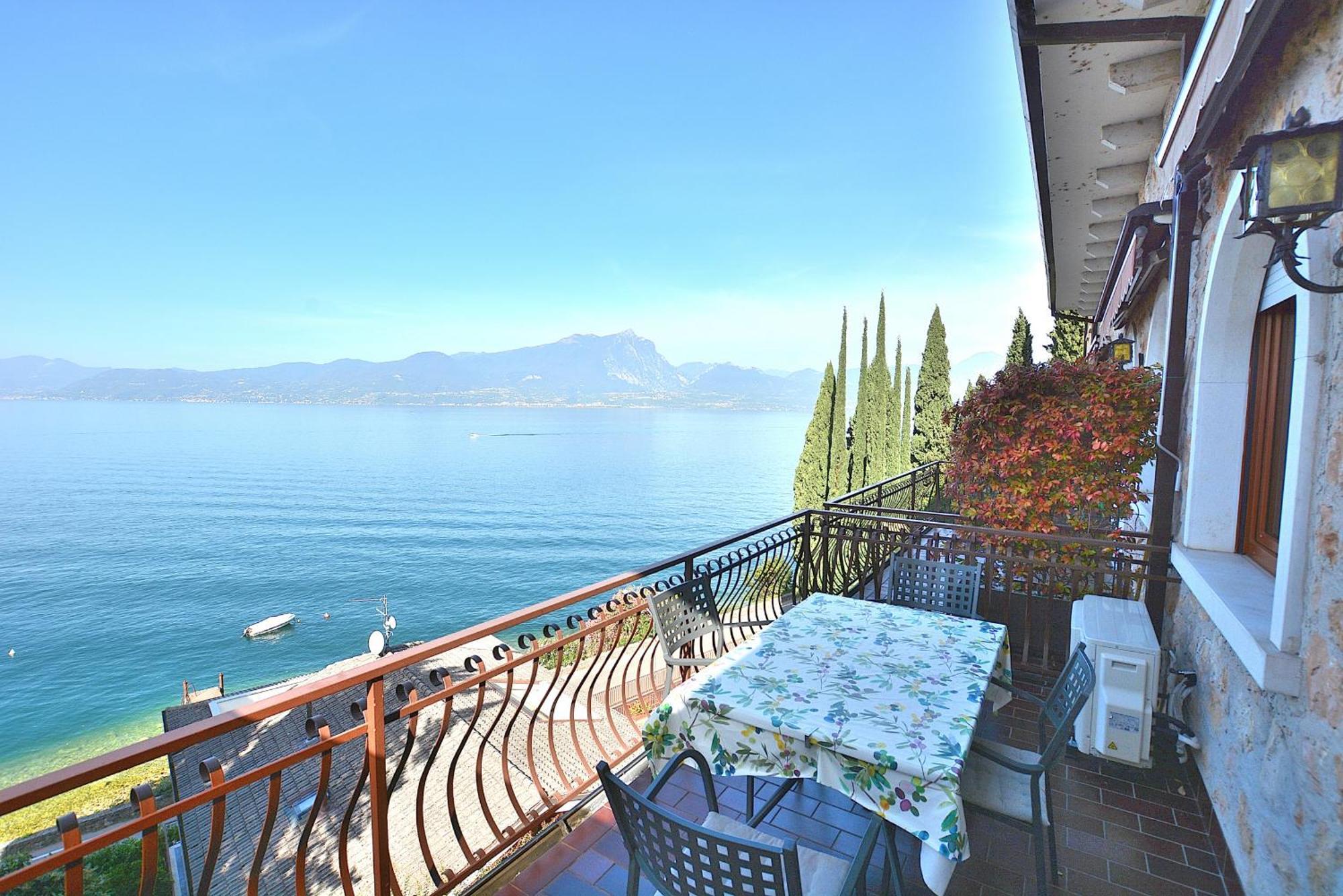 Leonardo Walsh Apartment With Lake View Torri Del Benaco Eksteriør bilde