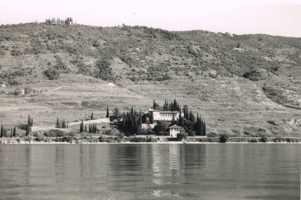 Leonardo Walsh Apartment With Lake View Torri Del Benaco Eksteriør bilde